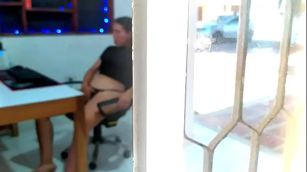 Catching my young neighbor through the window. My neighbor has just turned 18 and I discovered her masturbating while she watches porn on her computer. She watches video of threesomes being half-naked while she touches her pussy أنبوب جديد جديد