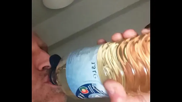Chugging 1,5 litres of piss Ống mới