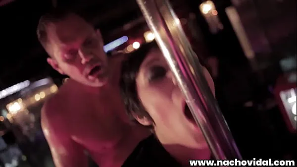 Uusi The stud Nacho Vidal fucks Soraya Wells against a stripper pole, spanking her fleshy ass as she gasps and groans. He eats her pussy and meaty butt tuore putki