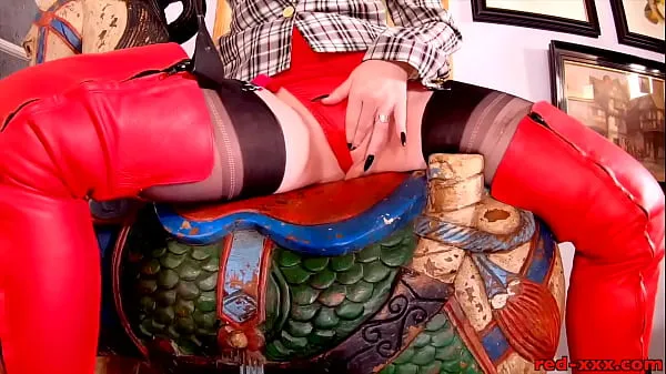 新Hot MILF Red XXX in her sexy red thigh high boots新鲜的管子