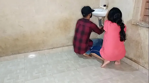 quenched the thirst of her pussy with a young plumber! XXX Plumber Sex in Hindi voice Ống mới