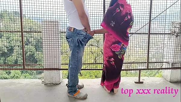 Nieuwe XXX Bengali hot bhabhi amazing outdoor sex in pink saree with smart thief! XXX Hindi web series sex Last Episode 2022 nieuwe tube