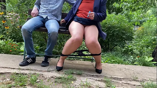 Lustful inserts a tampon in the vagina in a public park أنبوب جديد جديد
