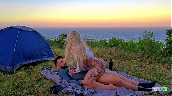새로운 Risky Sex Real Amateur Couple Fucking in Camp - Sexdoll 520 신선한 튜브