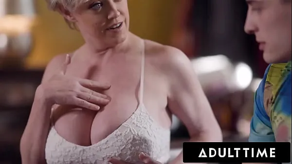 Nová ADULT TIME - Dee Williams' Stepson Can't Take His Eyes Off Of His Stepmom's Big Tits čerstvá trubice