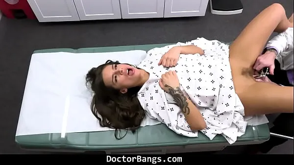 Nieuwe Teen Jumps to Her Knees and Starts Sucking Doctor's Dick to Keep Her Reports Confidential - Doctorbangs nieuwe tube