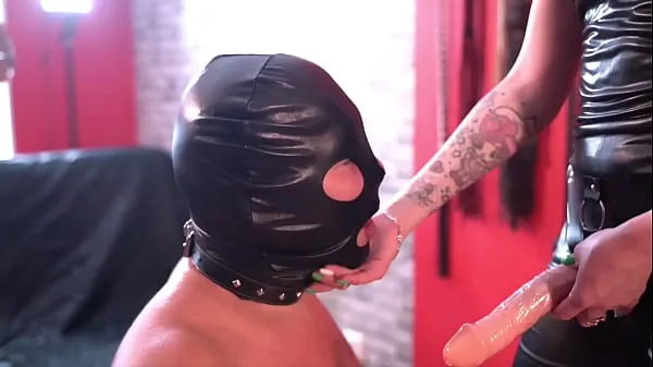 Új Dominatrix Nika loves to fuck her in the mouth with a strapon. Watch how this tries to suck deep friss cső
