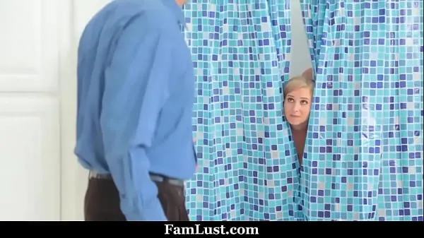 Nieuwe Stepmom in Shower Thought it Was Her Husband's Dick Until She Finds Out Stepson is Behind The Curtains - Famlust nieuwe tube