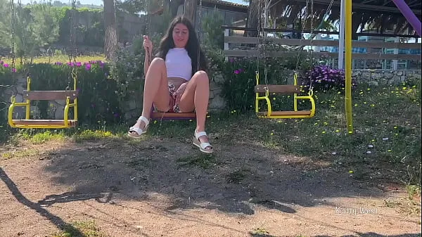 Νέος Bad girl pissed while riding the swing φρέσκος σωλήνας