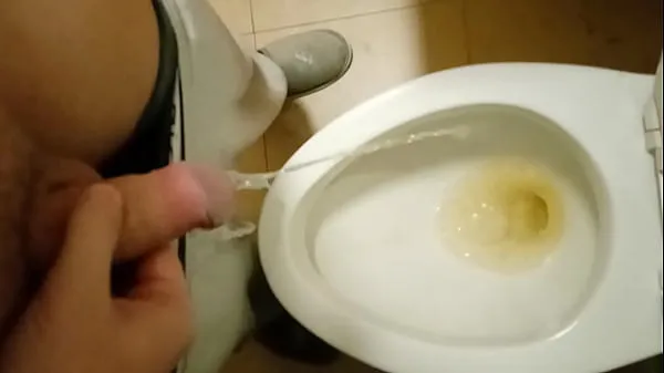 Νέος In college, a guy with a big and thick dick waited 3 hours in line for the toilet and pissed from the heart φρέσκος σωλήνας