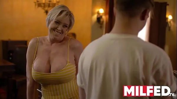 새로운 Mother-in-law Seduces him with her HUGE Tits (Dee Williams) — MILFED 신선한 튜브