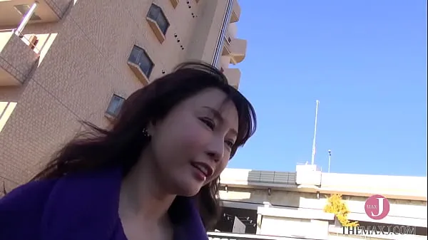 新A beautiful wife who ran away from home after a fight with her husband performs in porn video for money新鲜的管子