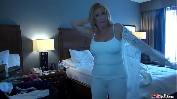 Nova Busty mature puts on some clothes after posing nude sveža cev