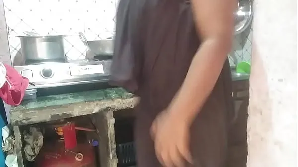 Nová Desi Indian fucks step mom while cooking in the kitchen čerstvá trubice