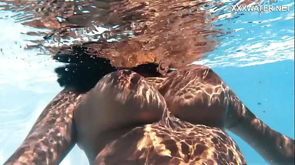 Νέος Sensational Venezuelan in Poolside Swim Session φρέσκος σωλήνας
