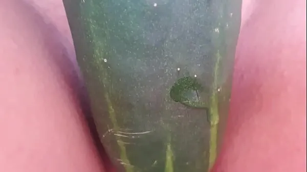 IT WAS HOT, I OPENED MY LEGS WELL WITHOUT PANTIES WITH MY SHAVED PUSSY, I GOT THE CUCUMBER WHICH WAS VERY WET AND I PUT IT IN THE BIG PUSSY I HAVE, AND I ROSE A LOT. A DELIGHT Tube baru yang baru