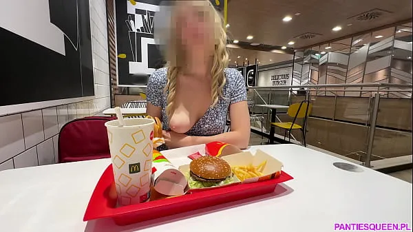 Nytt Hot blonde flashes and masturbates big pumped pussy in public restaurant färskt rör