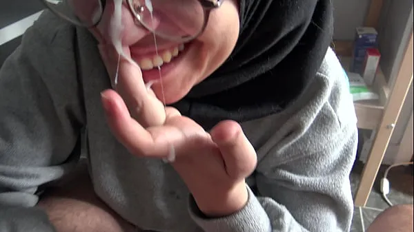 Novo Uma garota muçulmana fica perturbada ao ver o grande pau francês de seu professor tubo novo