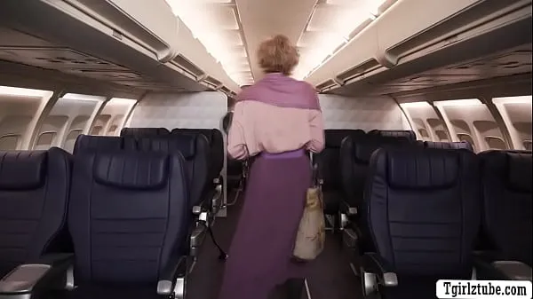 Νέος TS flight attendant threesome sex with her passengers in plane φρέσκος σωλήνας