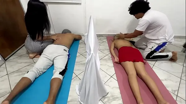 The Masseuse Fucks the Girlfriend in a Couples Massage While Her Boyfriend Massages Her Next Door NTR Ống mới