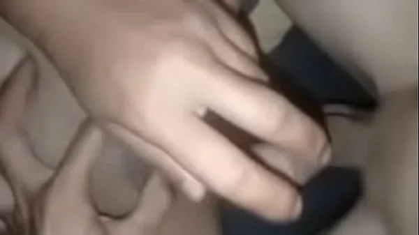 Spreading the beautiful girl's pussy, giving her a cock to suck until the cum filled her mouth, then still pushing the cock into her clit, fucking her pussy with loud moans, making her extremely aroused, she masturbated twice and cummed a lot Ống mới