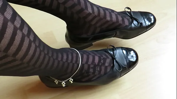 Isabelle-Sandrine - black leather ballet flats and patterned hose Tube baru yang baru