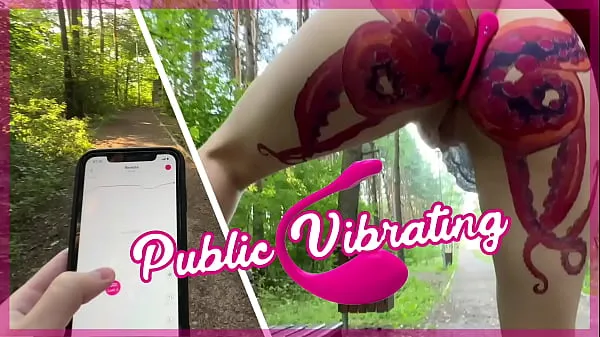 Nyt Public dare - stepsister walks around naked outdoors in park and plays with remote control vibrator in her pussy frisk rør