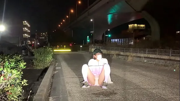 ピンクのミニスカ女装子まゆちゃんが深夜の国道の側道で車のヘッドライトに照らされながら服を脱いで最後はニーハイだけの全裸になって露出 Tiub baharu baharu