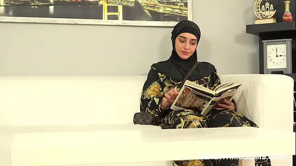 Новый Милая женщина в хиджабе примерила член продавца вместо новой одеждысвежий тюбик