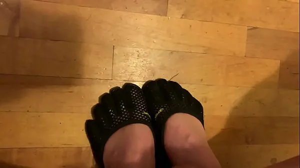 Nova HUGE cumshot on Vibram Five-Fingers shoes sveža cev