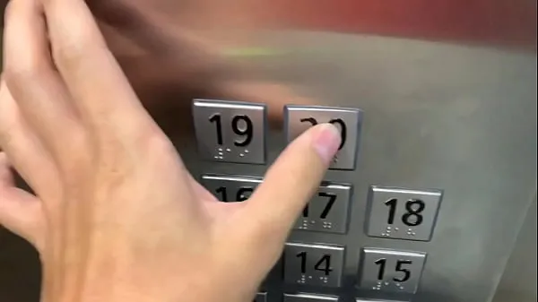 Novo Sexo em público, no elevador com um estranho e eles nos pegam tubo novo
