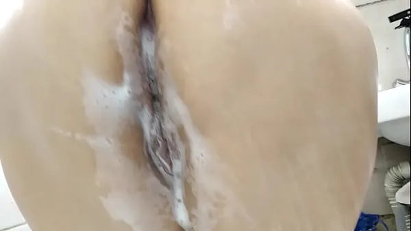 Νέος Charming mature Russian cocksucker takes a shower and her husband's sperm on her boobs φρέσκος σωλήνας