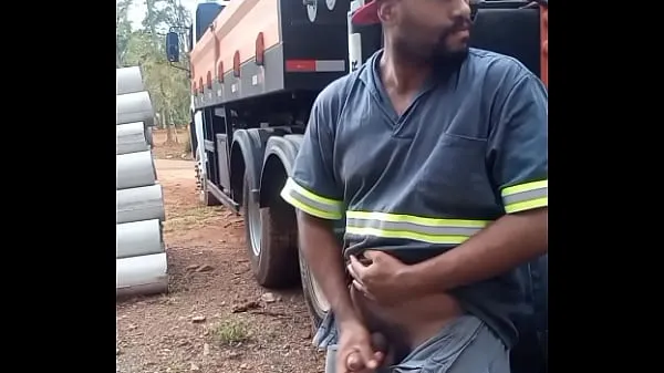 Uusi Worker Masturbating on Construction Site Hidden Behind the Company Truck tuore putki