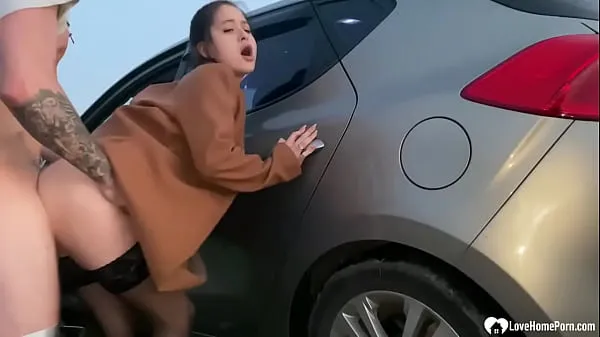 Új Picked up babe gets fucked by the car friss cső