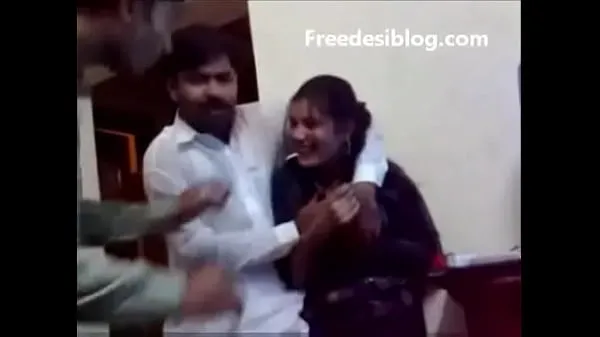 Nová Pakistani Desi girl and boy enjoy in hostel room čerstvá trubica