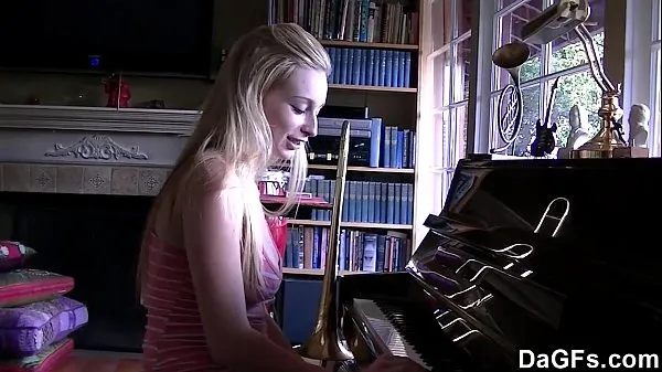Nova Dagfs - She Fucks During Her Piano Lesson sveža cev