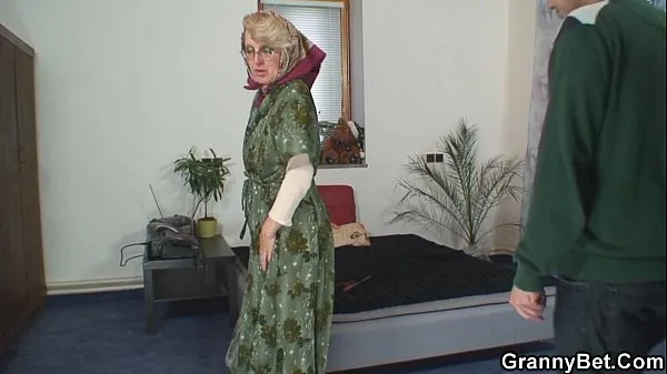 Lonely old grandma pleases an young guy أنبوب جديد جديد